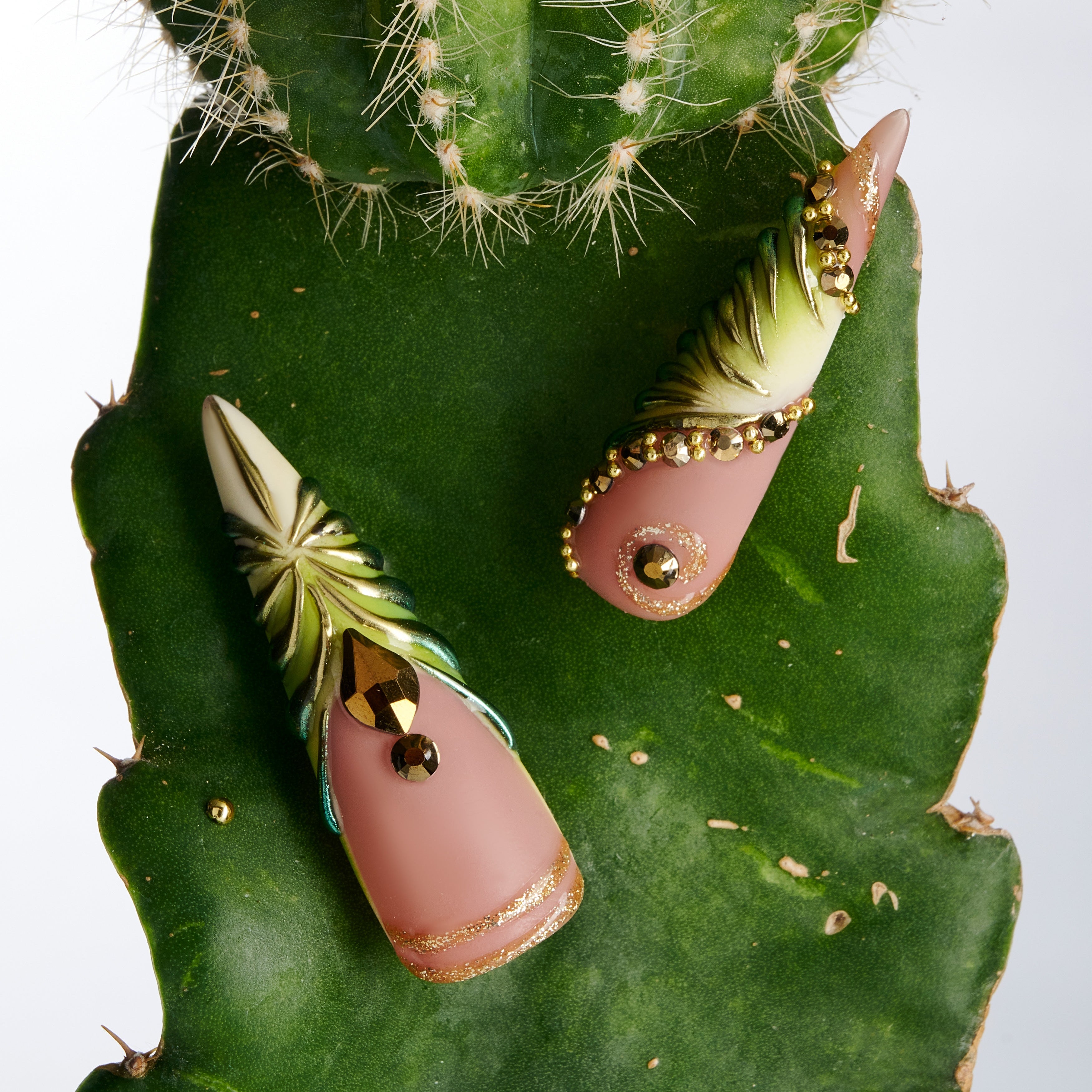 Pine Dream – green and gold 3D press-on nails with metallic art details