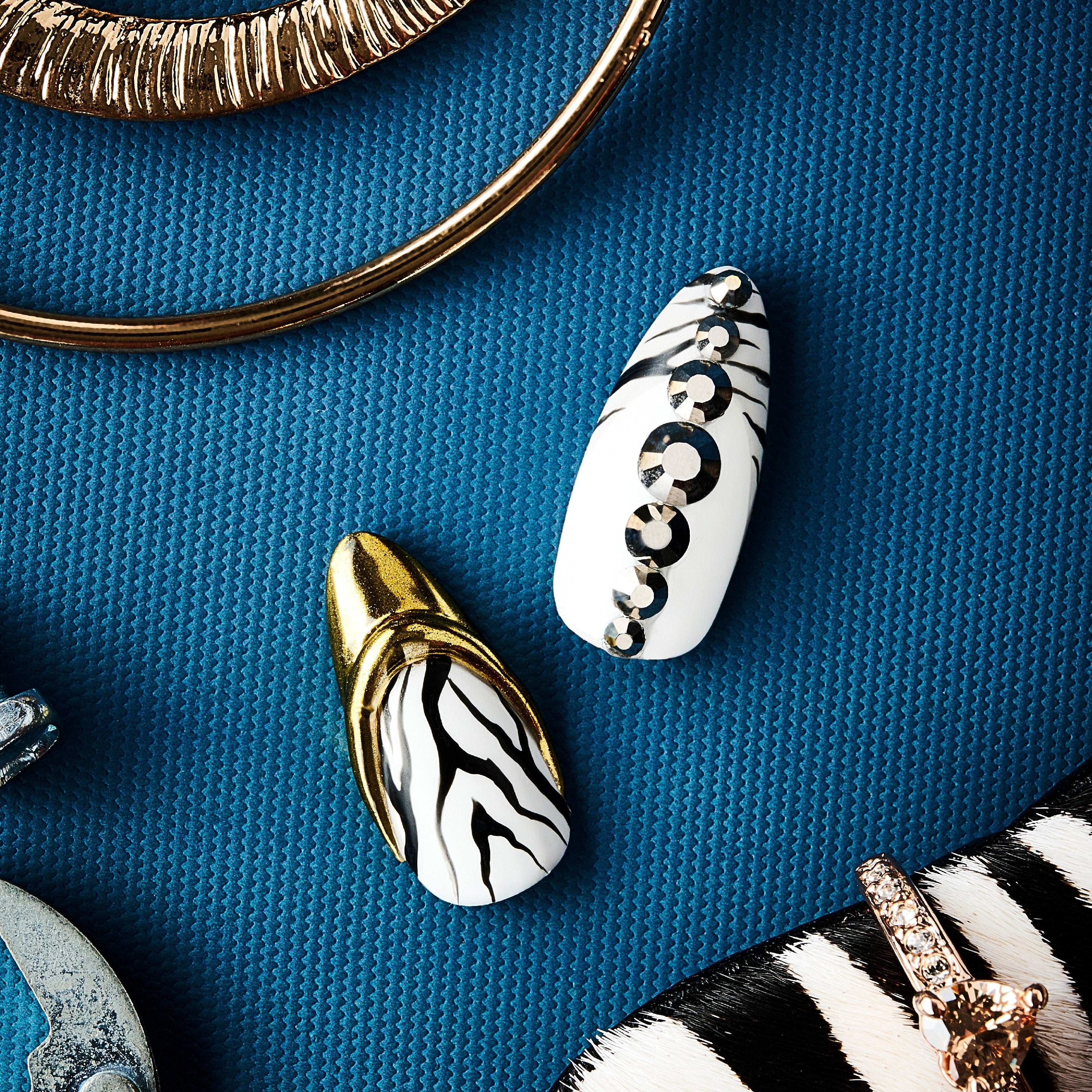 Striped Elegance short – zebra print press-on nails with gold accent design