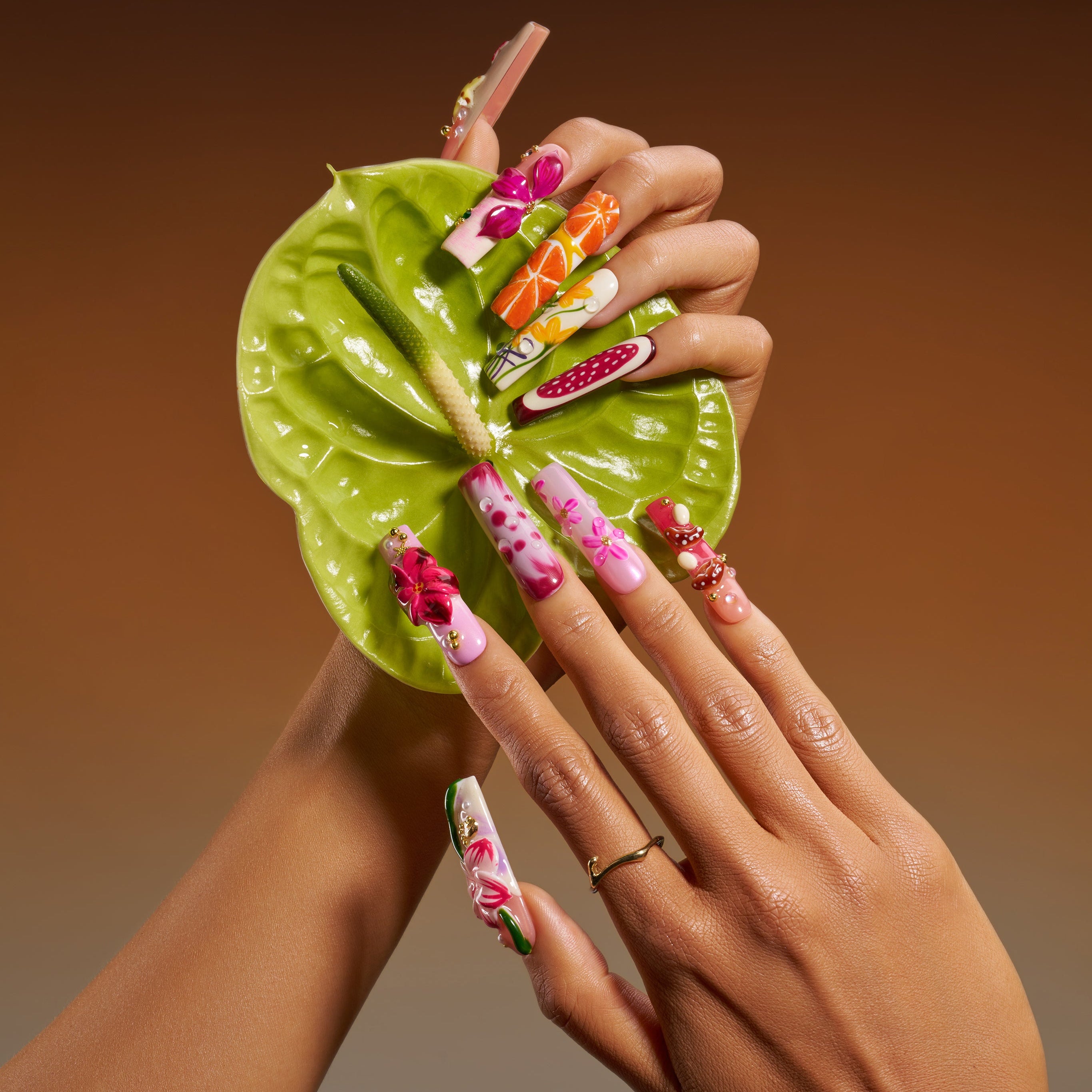 Hand painted floral press on nails in soft tones. Reusable elegant everyday nail art set.