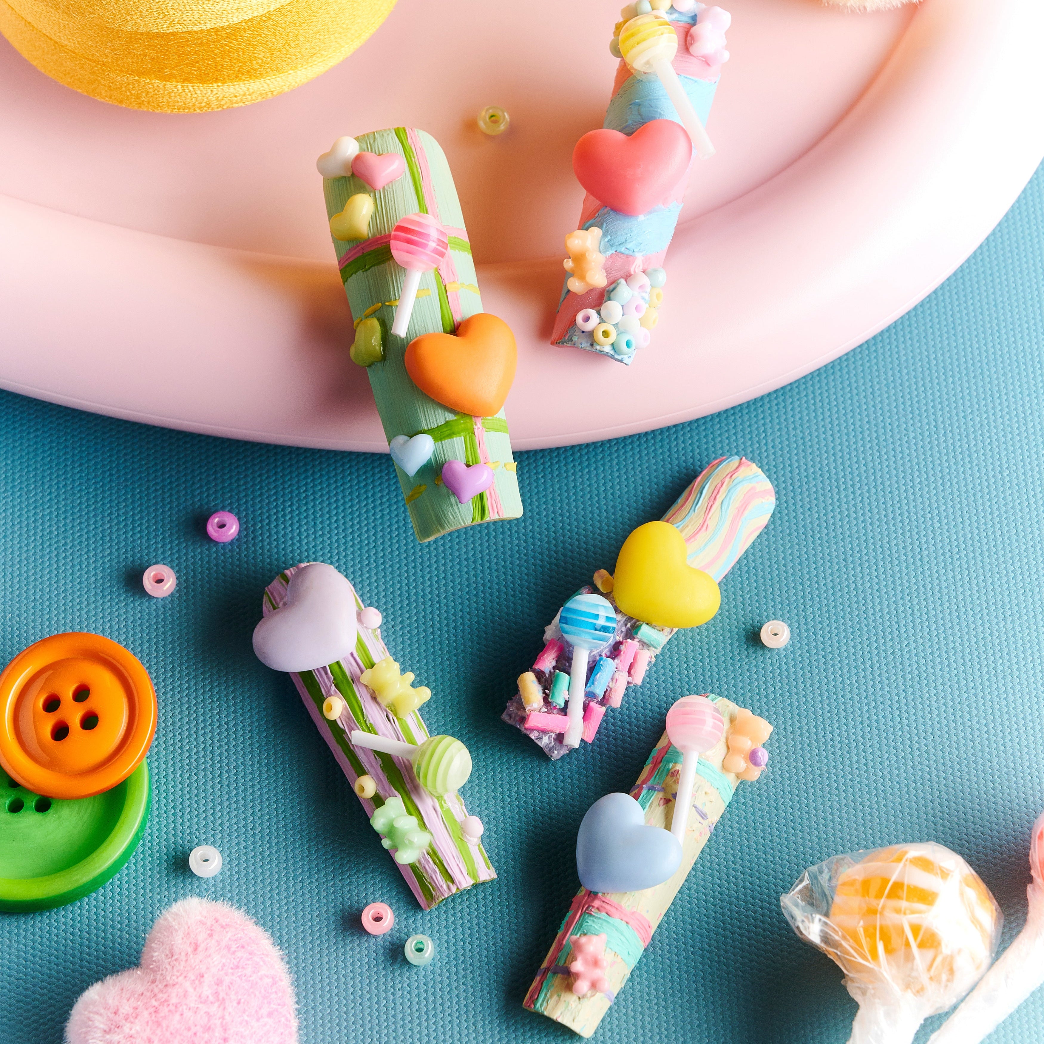 Playful 3D candy heart press on nails in pastel tones. Reusable Y2K-inspired nail art set.