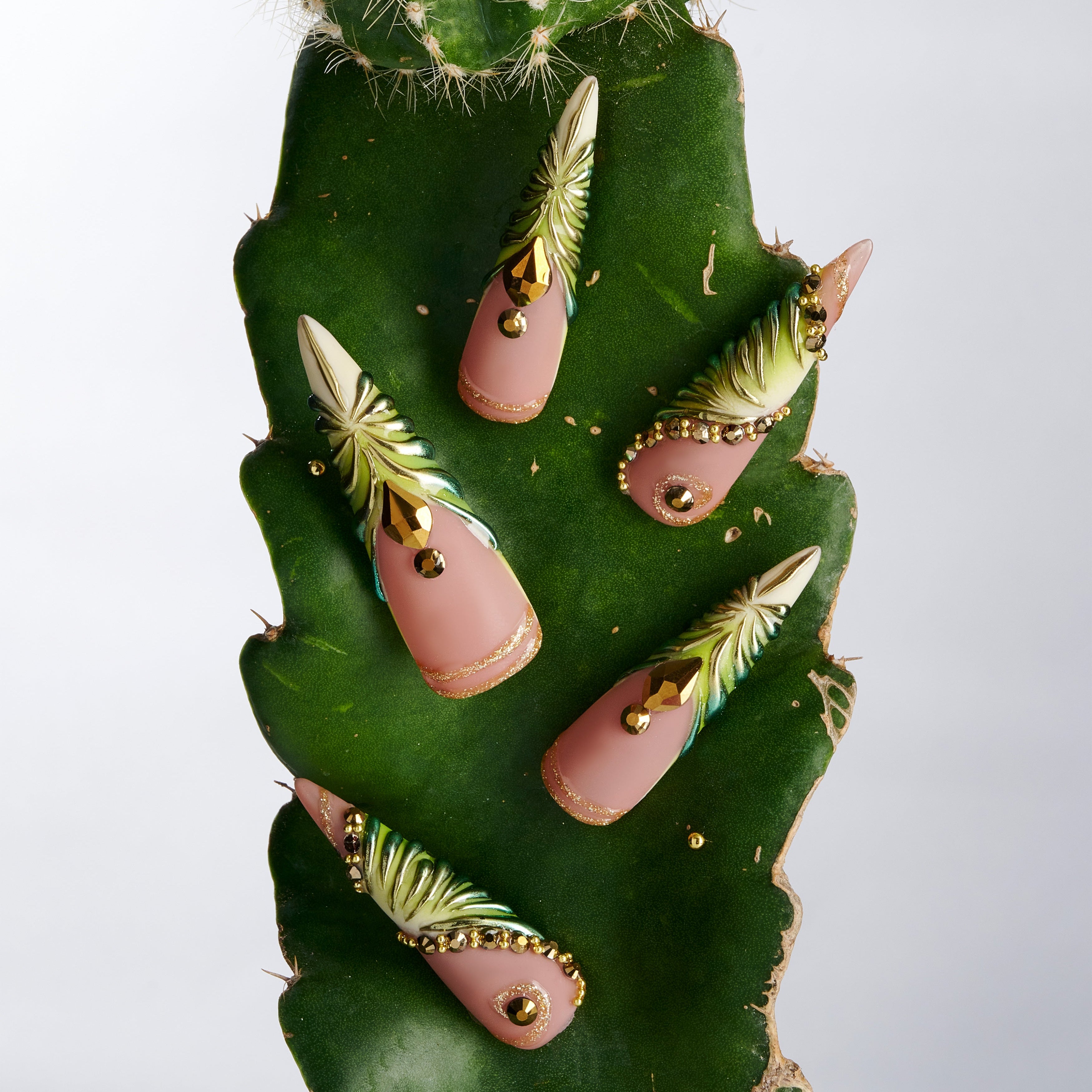 Pine Dream – green and gold 3D press-on nails with metallic art details