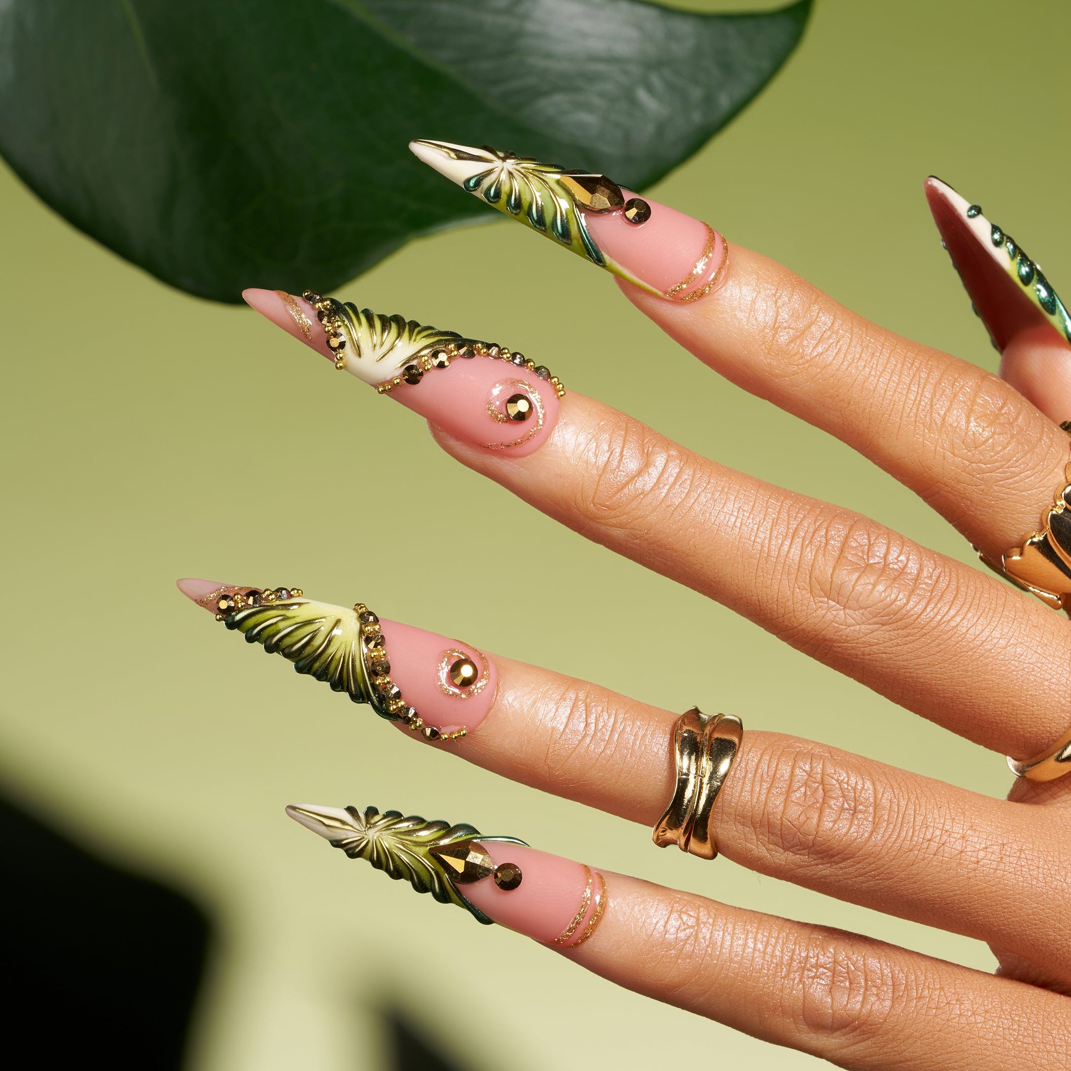 Pine Dream – green and gold 3D press-on nails with metallic art details