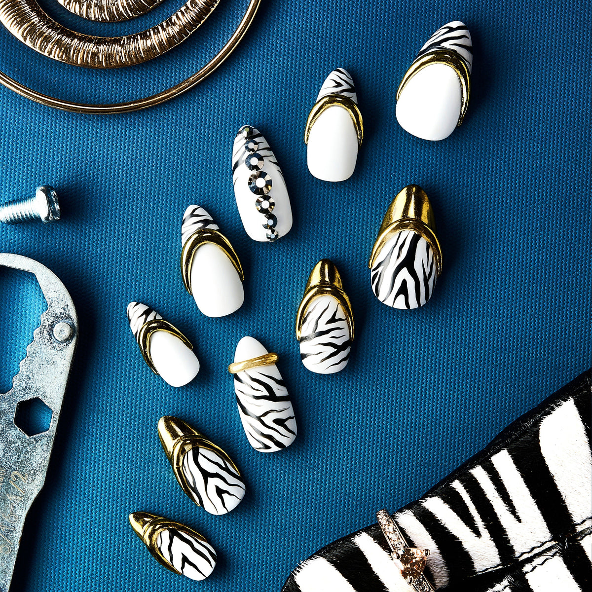 Striped Elegance short – zebra print press-on nails with gold accent design